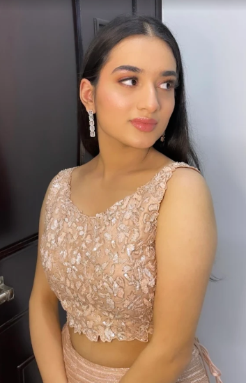 Professional makeup artist in Kopar Khairane providing bridal HD makeup services.